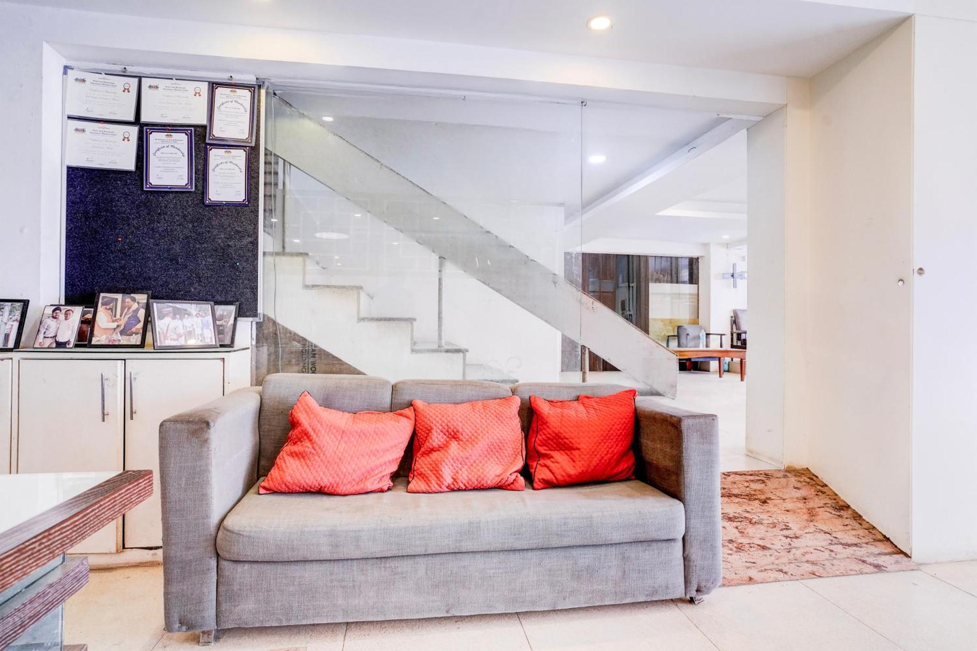 Super Townhouse Khar The Unicontinental Hotel Mumbai Exterior photo