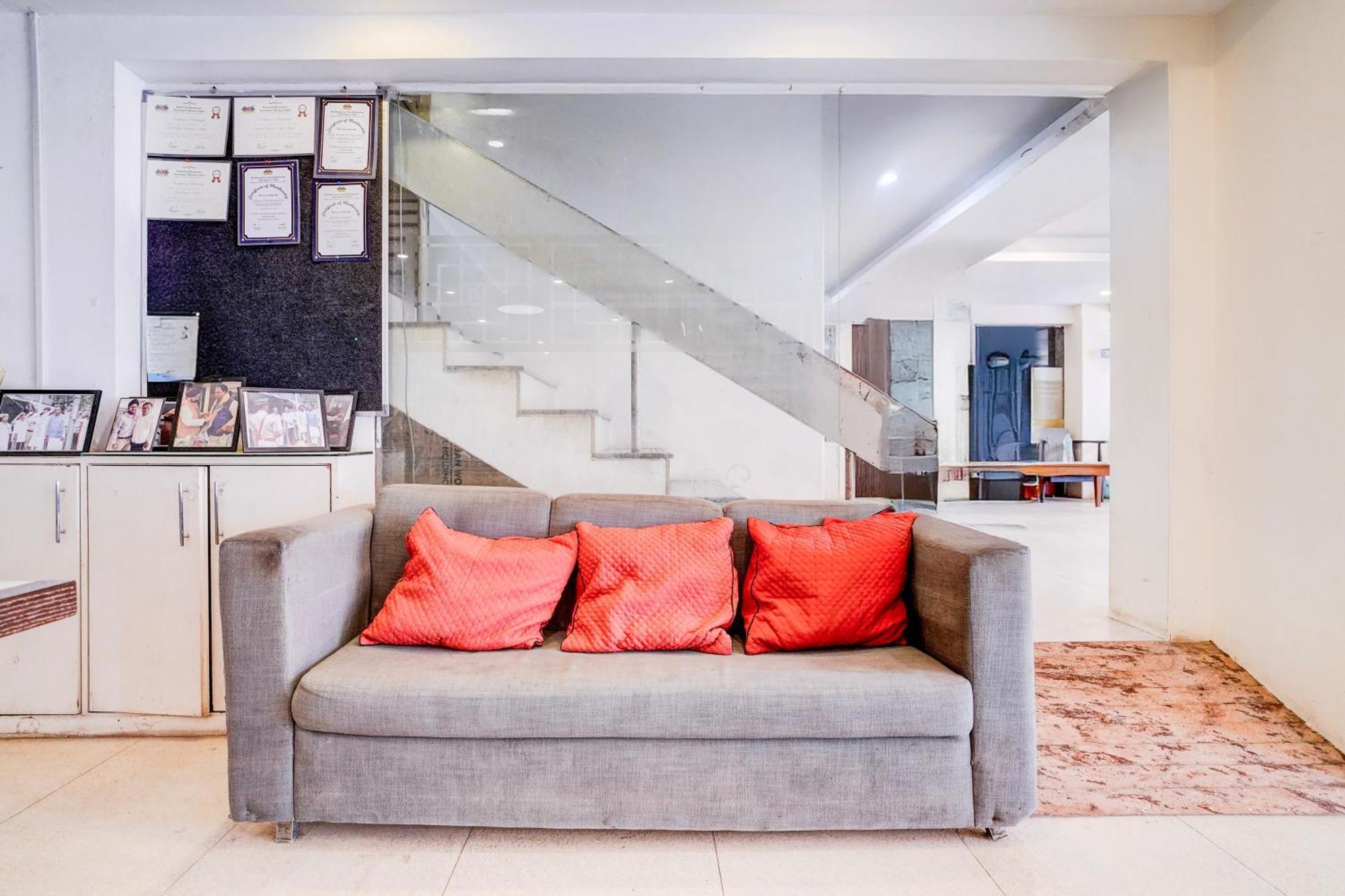 Super Townhouse Khar The Unicontinental Hotel Mumbai Exterior photo